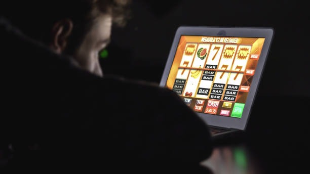 Live Chat interface on erek07 mobile app showing dealer and player messages during a blackjack session